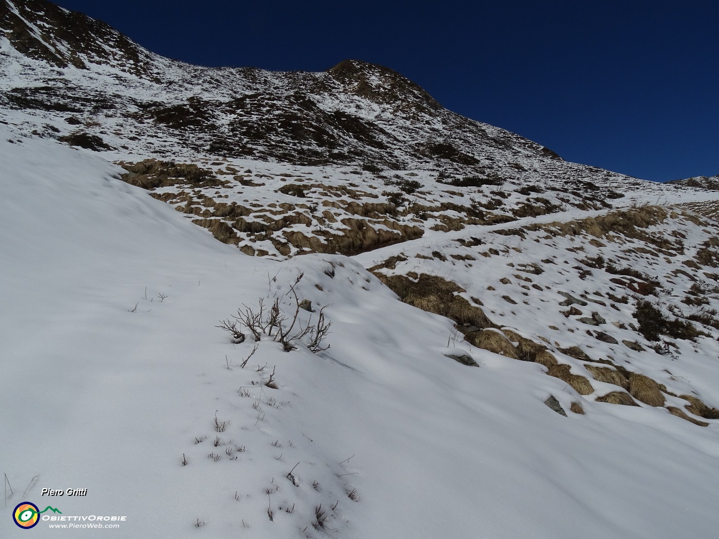 25 La stradetta carica di neve si restringe e prosegue in decisa salita.JPG